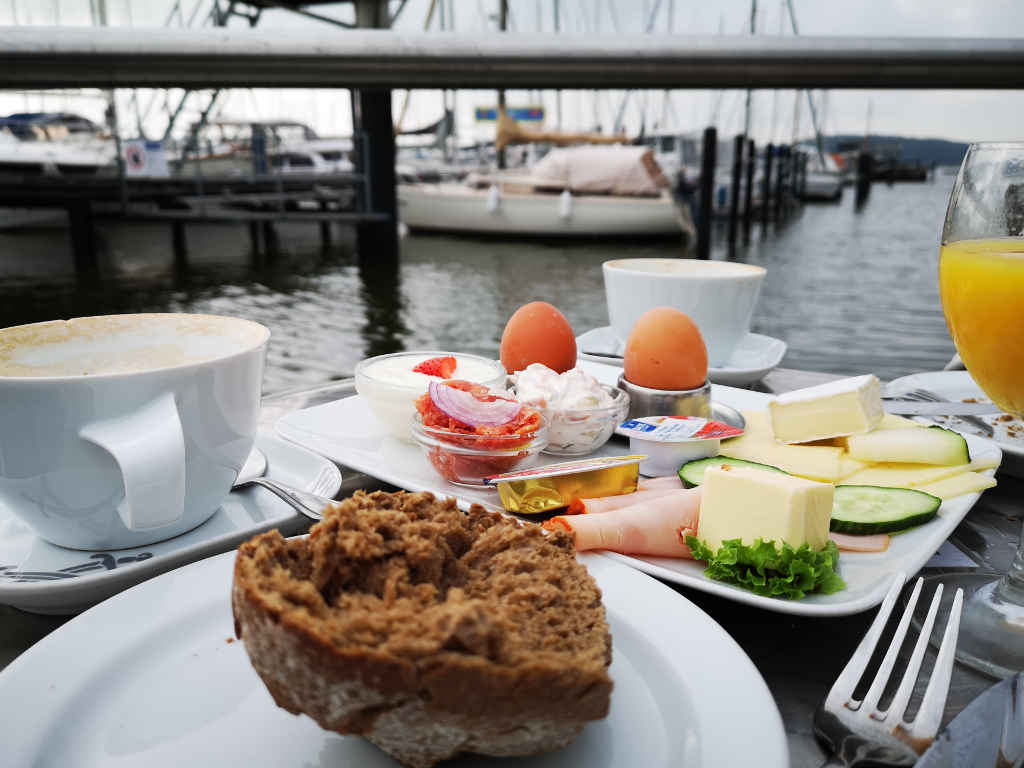 Frühstück im Hafen-Café