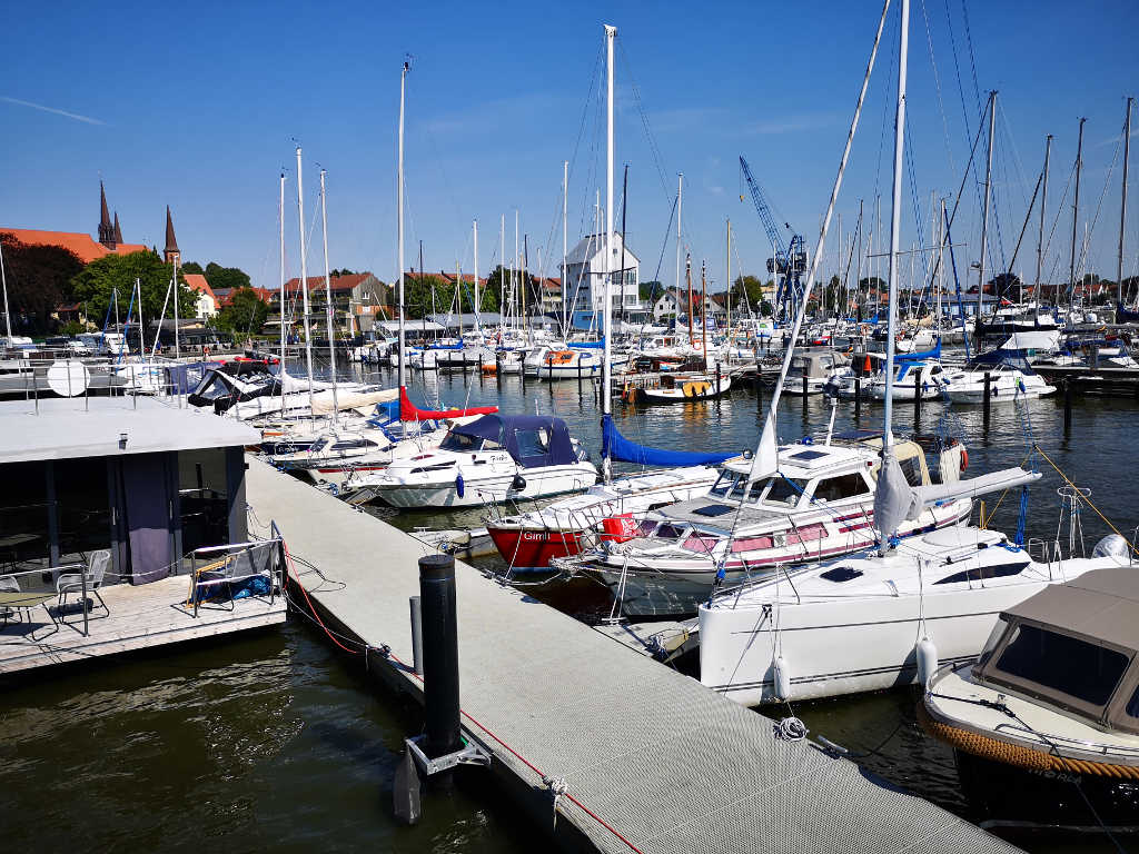 Hausboot Helena liegt direkt im Stadthafen Schleswig