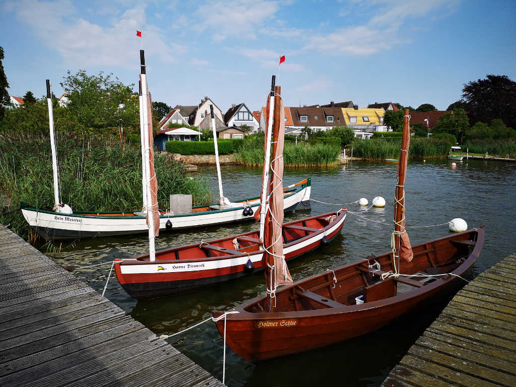 Fischerboote auf dem Weg zur Siedlung