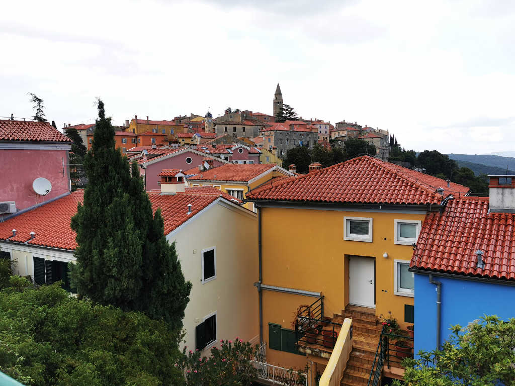 Blick auf die Altstadt und die bunten Häuser