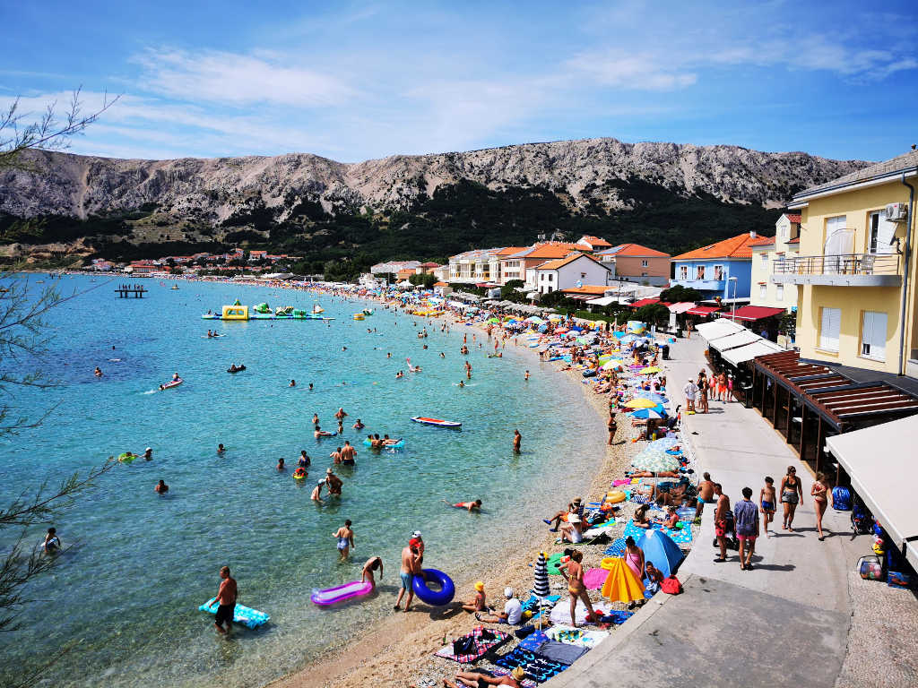 Strand in Baska