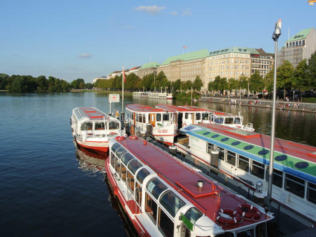 Alsterschiffe am Jungfernstieg