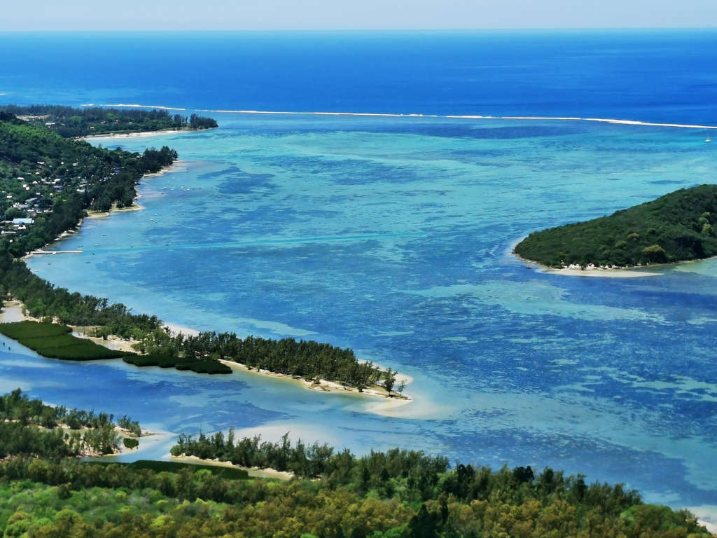 Mauritius Strände (1) mit Palmen, weißen Puderzuckersand und türkisblaues Wasser.