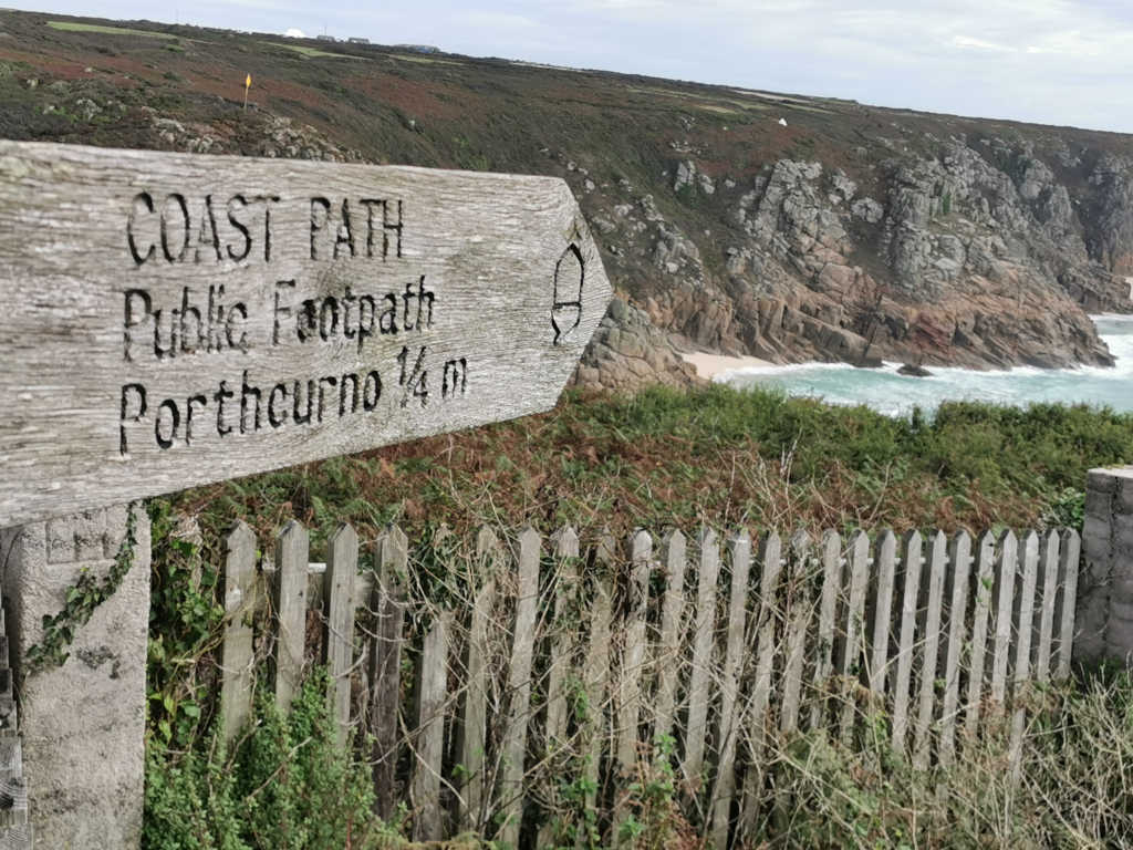 Zum Porthcurno Strand