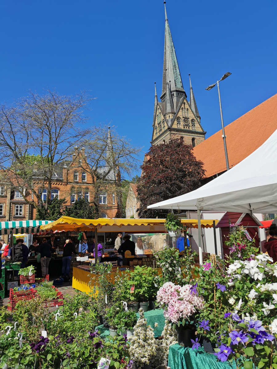 Marktplatz und Eingang zur Einkaufsstraße