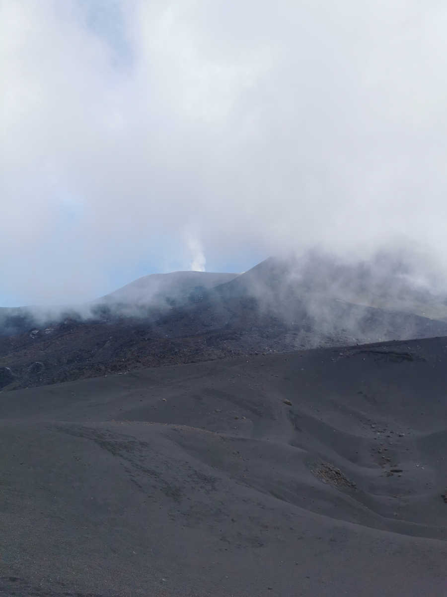 Ein rauchender Vulkan