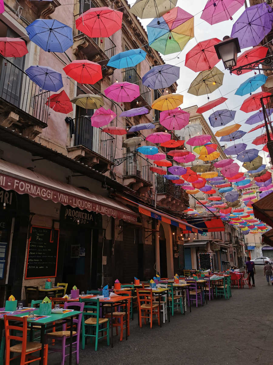 Regenschirm-Himmel in der Via Gisira