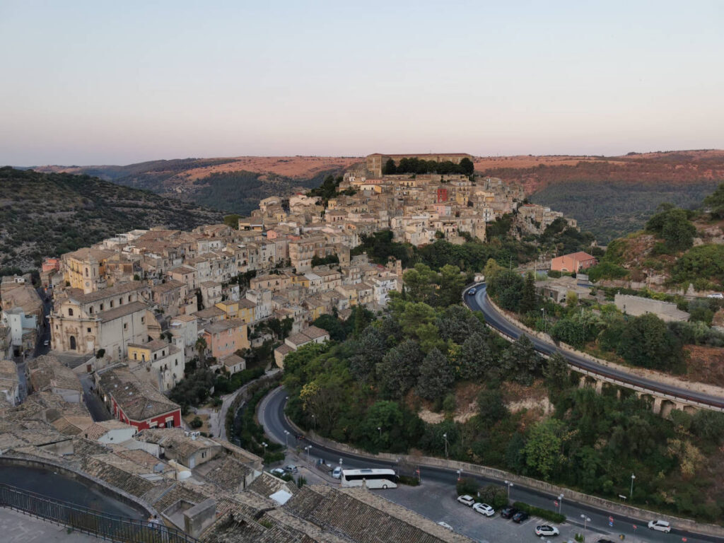 Sizilien Reisetipps: Ausblick auf die Unterstadt von Ragusa