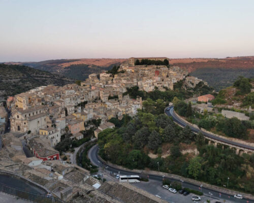 Sizilien Reisetipps: Ausblick auf die Unterstadt von Ragusa