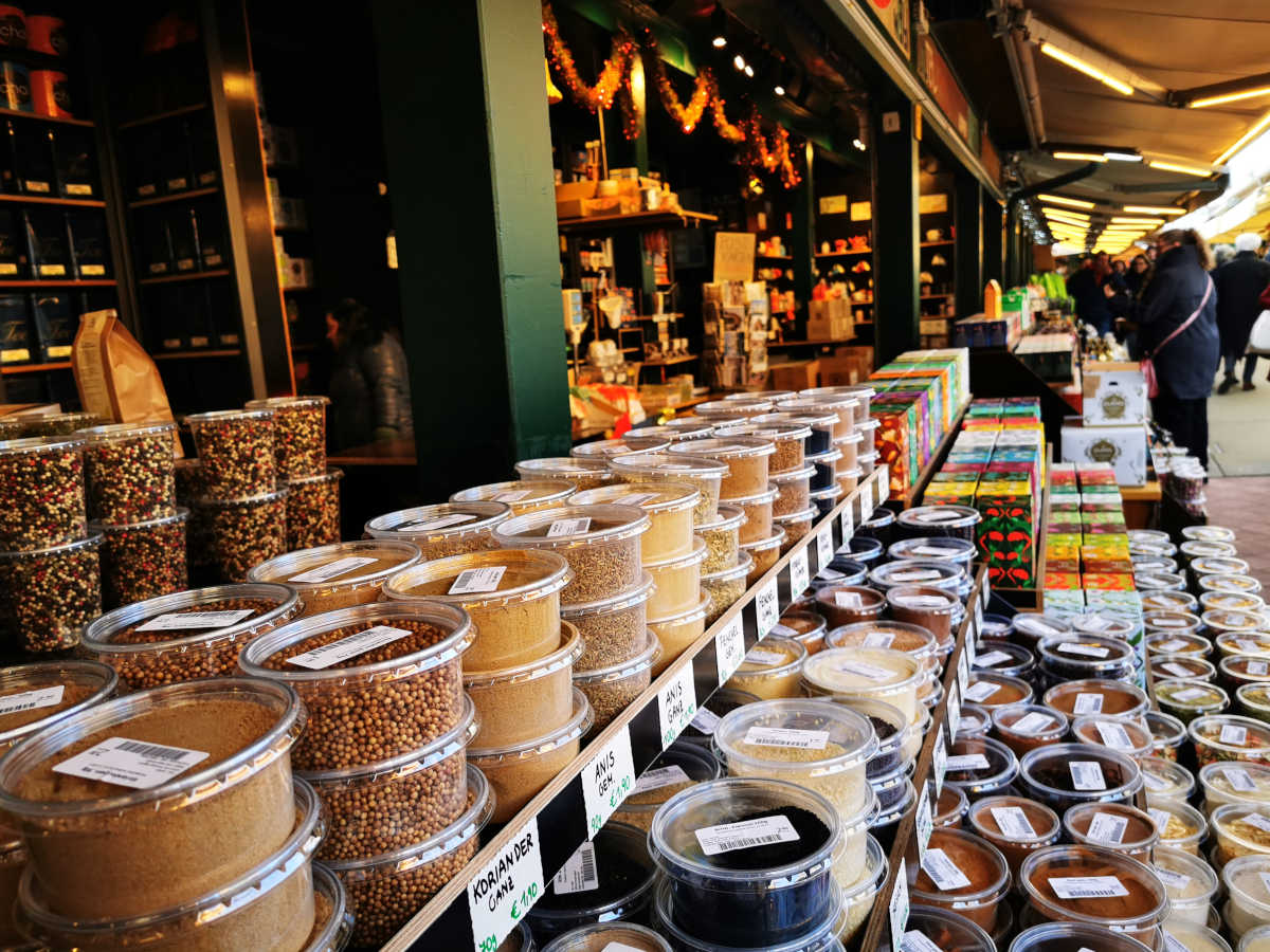 Stände auf dem Naschmarkt Stände auf dem Naschmarkt