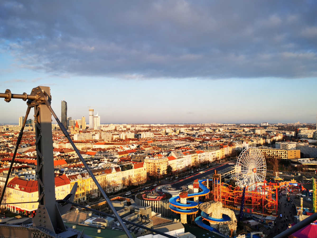 Im Wahrzeichen Wiens: dem Riesenrad mit Blick auf Wien Im Wahrzeichen Wiens: dem Riesenrad mit Blick auf Wien