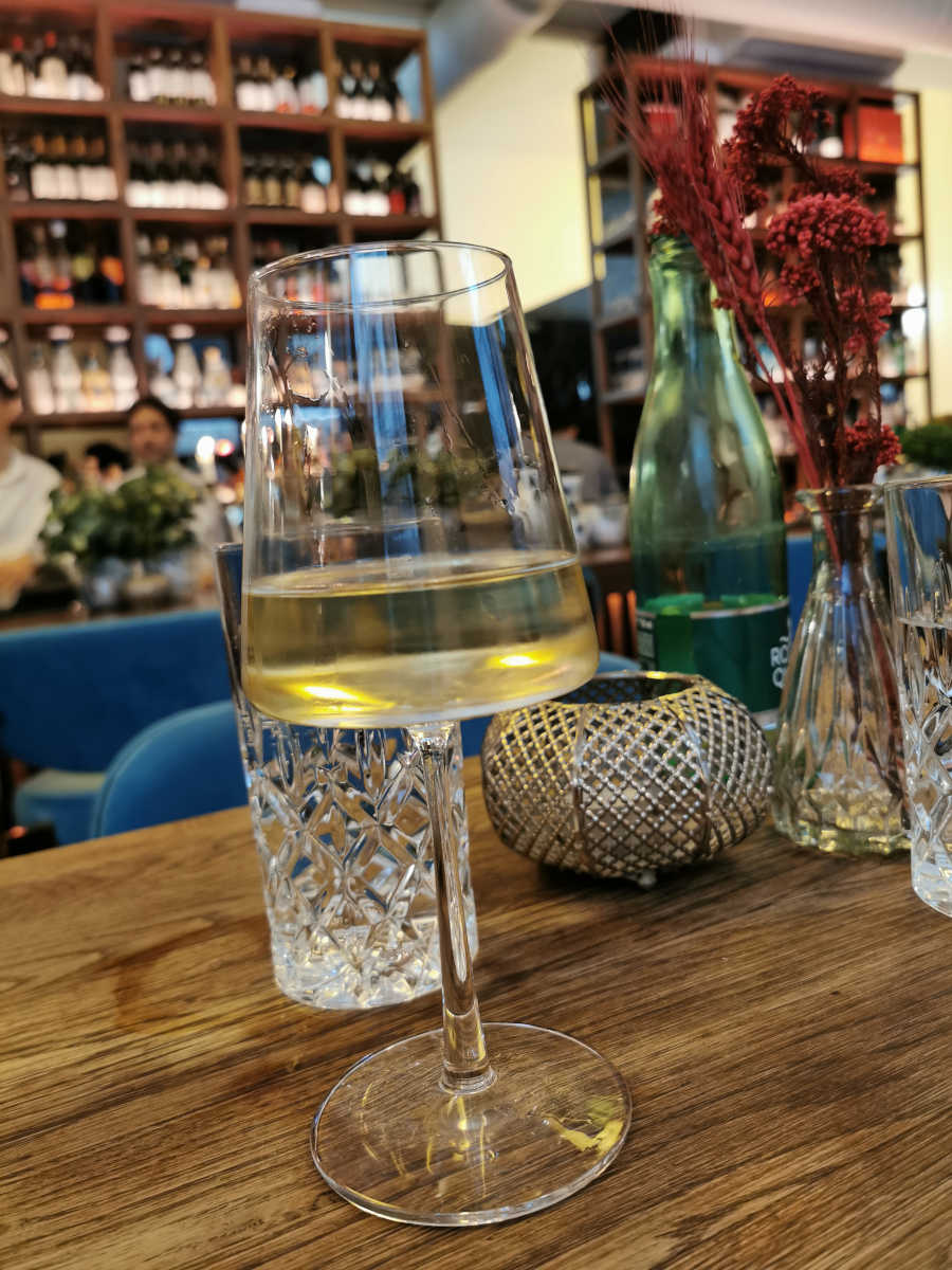 Dazu ein Glas Wein Dazu ein Glas Wein