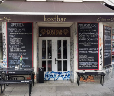 Eingang zum Frühstücken im Café Kostbar in Hamburg