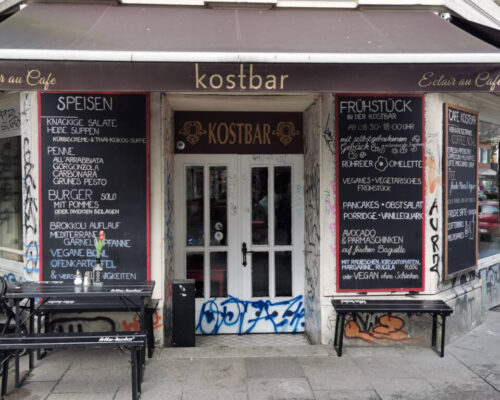 Eingang zum Frühstücken im Café Kostbar in Hamburg