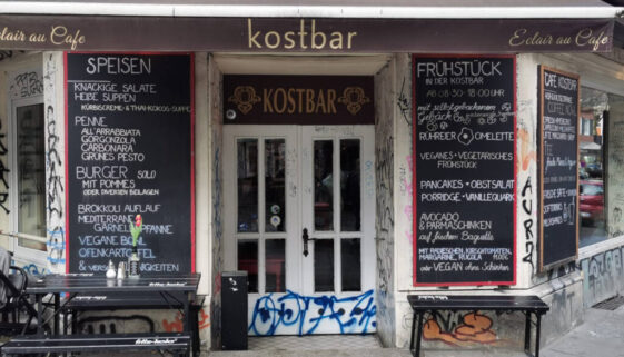 Eingang zum Frühstücken im Café Kostbar in Hamburg