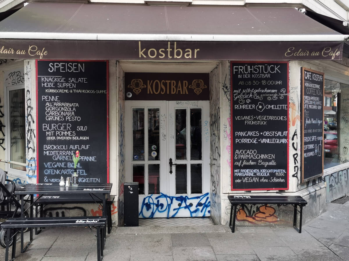 Eingang zum Frühstücken im Café Kostbar in Hamburg