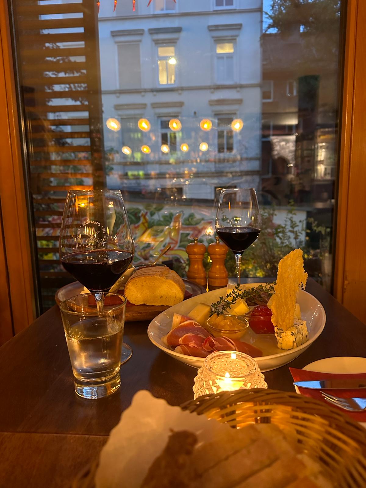 Am Hochtisch sitzend, Ausblick auf den Balkon