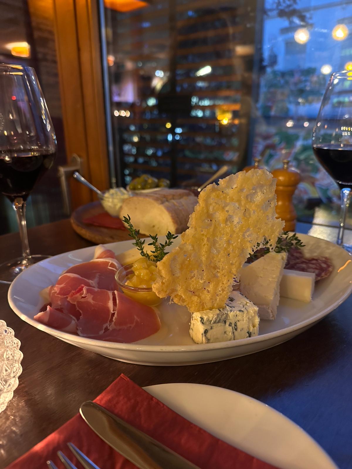 Brotzeitteller mit Käse und Schinken zum Wein