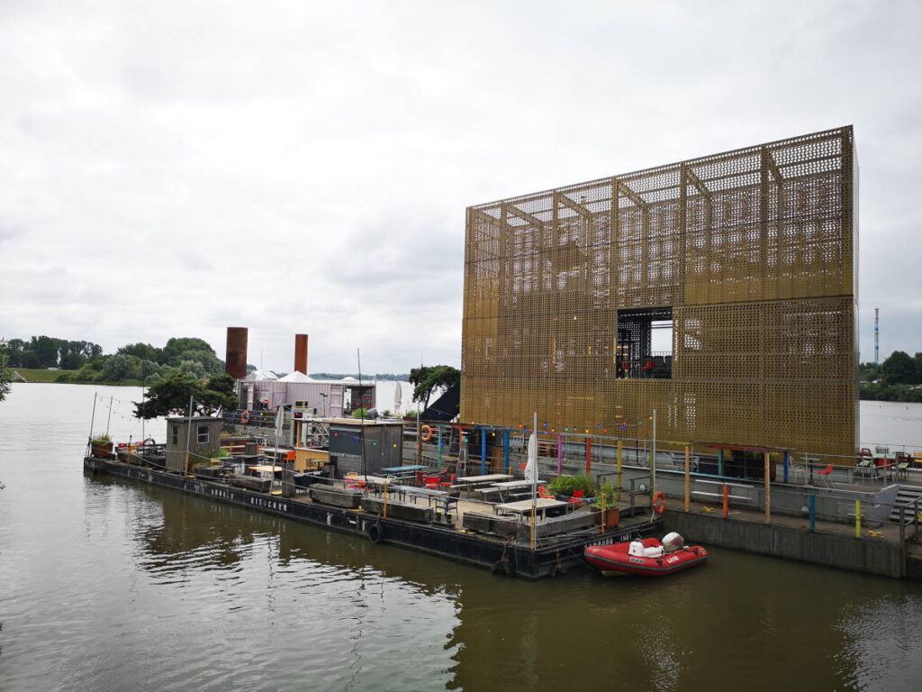 Entenwerder 1 geht der Riverbus ins Wasser