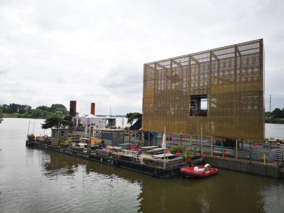 Entenwerder Riverbus Entenwerder 1 geht der Riverbus ins Wasser